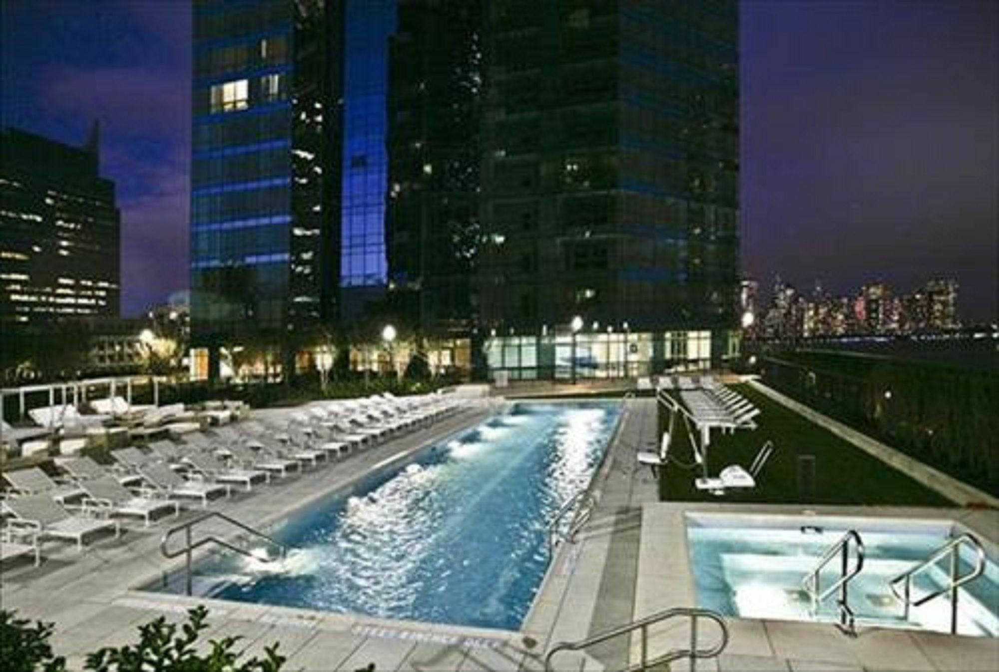 Global Luxury Suites At Greene Jersey City Esterno foto