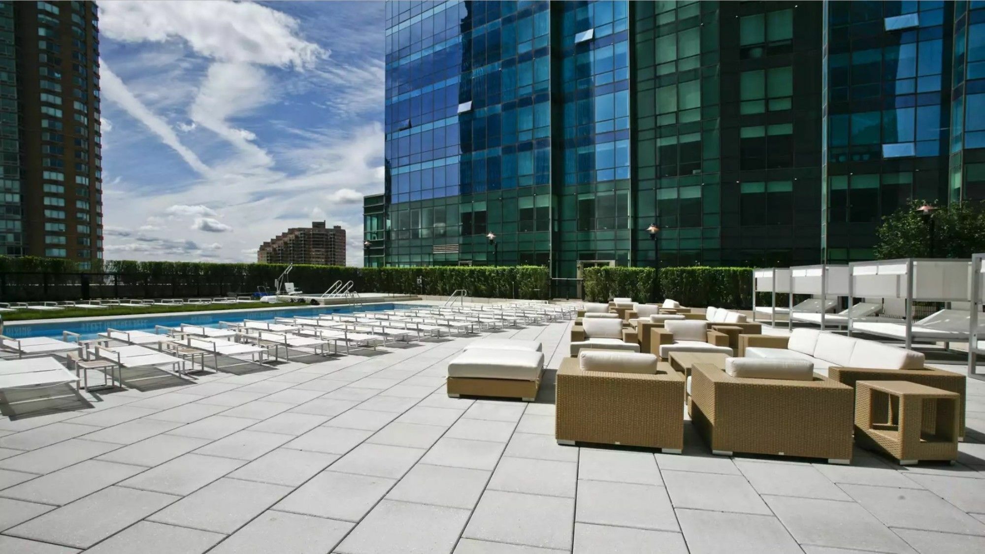 Global Luxury Suites At Greene Jersey City Esterno foto